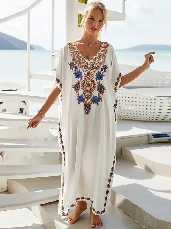 Robe caftan blanche avec broderie vintage